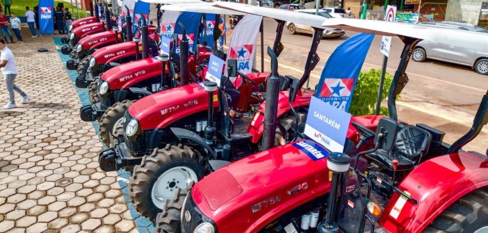 Vereadores de Belterra Participaram da Entrega de 12 Tratores Agrícolas Para 11 Municípios do Oeste do Pará Em Santarém